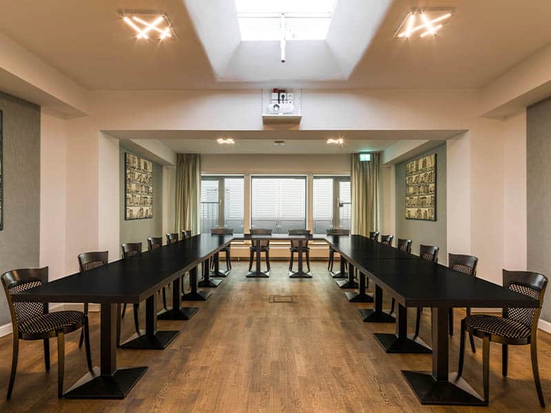 In U-Form bestuhlter Tagungsraum im Hotel Goliath