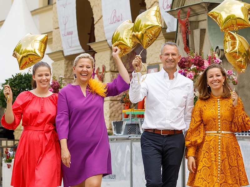 4 Personen aus dem Goliath-Team mit Ballons