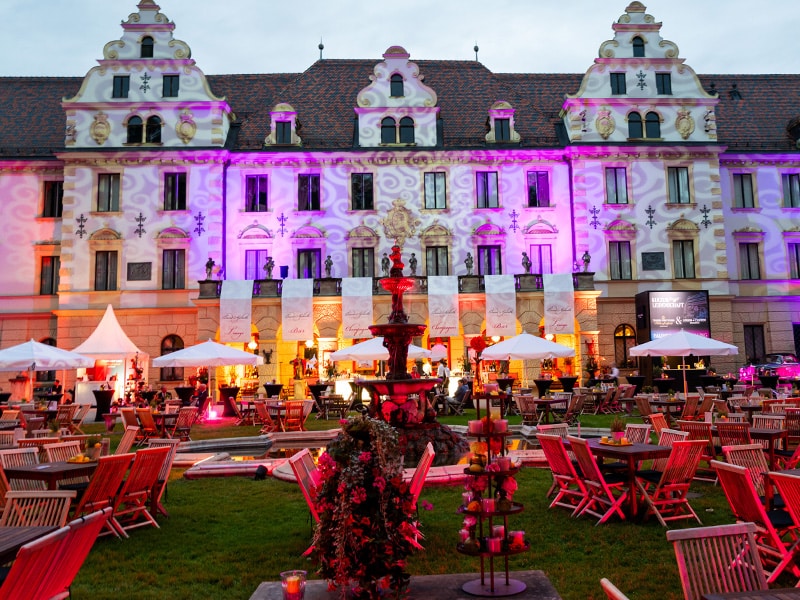 Beleuchtetes Gebäude bei den Schlossfestspielen