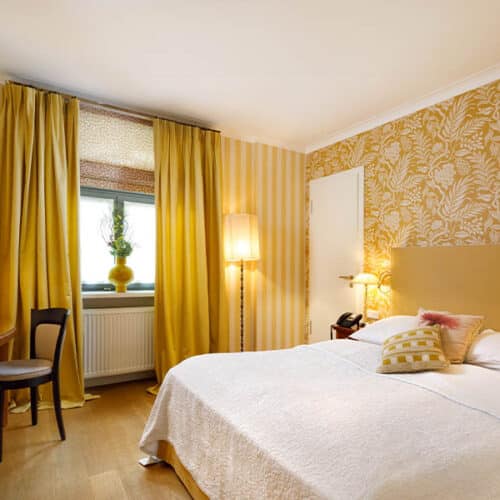 Zimmer im Hotel Goliath mit gelber Tapete