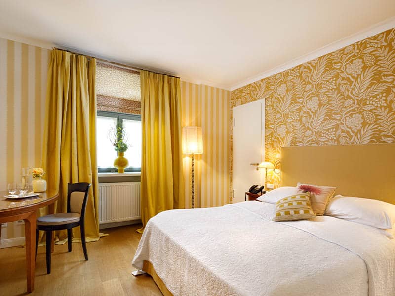 Zimmer im Hotel Goliath mit gelber Tapete