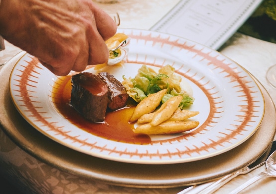 Exklusiv servierter Braten im Hotel Goliath Regensburg