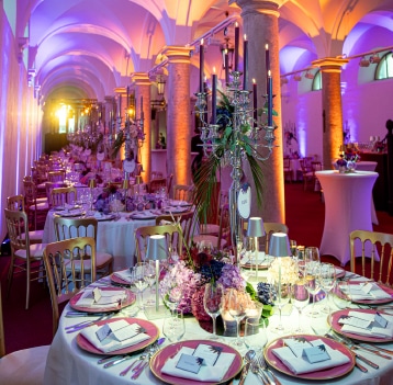 Festlich geschmückte Stallgasse im Schloss Thurn und Taxis