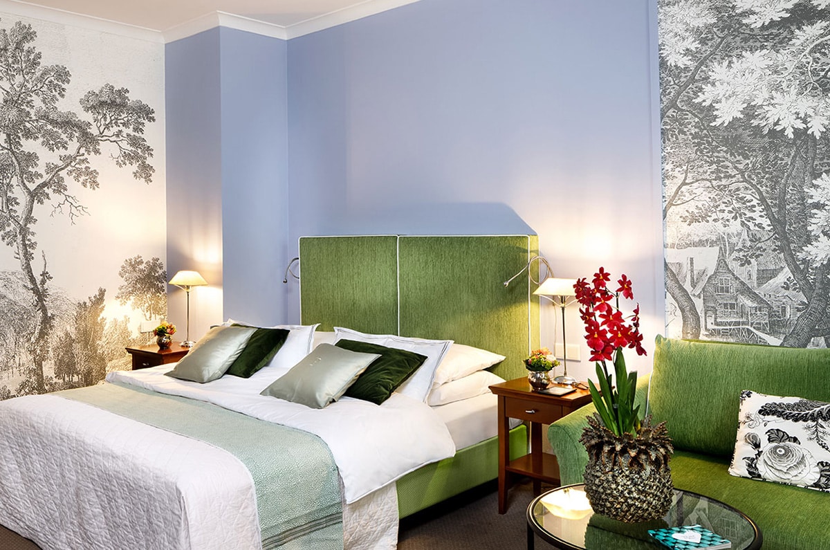Bett mit grünen Akzenten im Goliath Regensburg