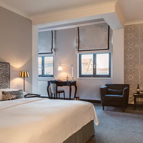 Anischt einer Suite mit großem Bett im Hotel Goliath in Regensburg