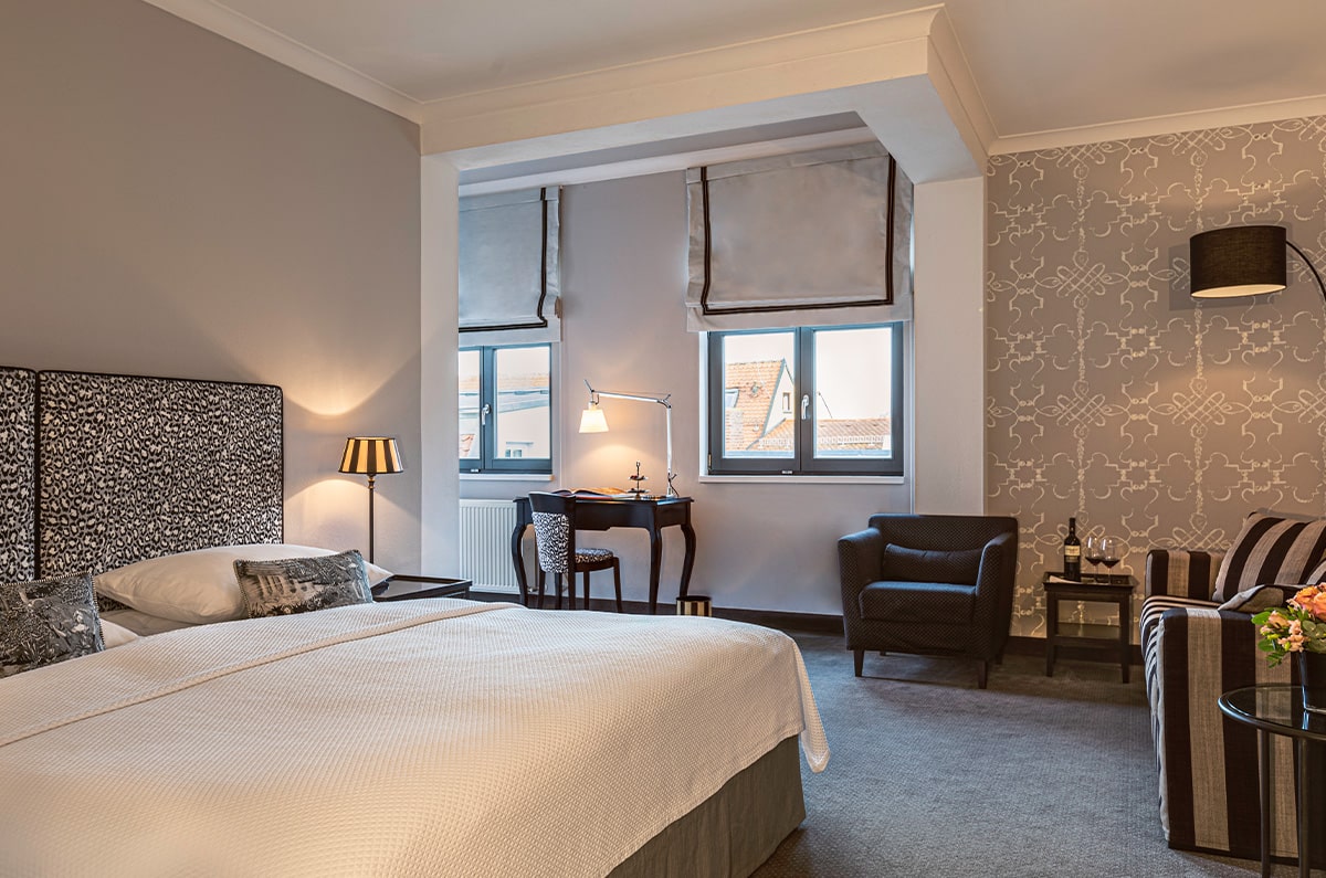 Anischt einer Suite mit großem Bett im Hotel Goliath in Regensburg