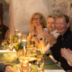 Frauen applaudieren am Tisch