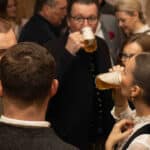 Gäste trinken Bockbier