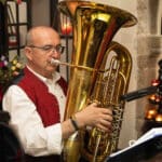 Herr spielt Tuba