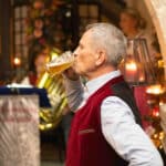 Peter Birnthaler beim Biertrinken