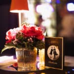 Lampe, Blumen und Barkarte