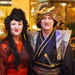 Frau in asiatischer Verkleidung