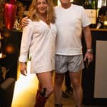 Frau mit roten Gummistiefeln und Begleitung
