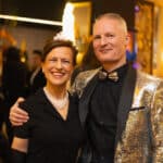 Mann im Glitzeranzug