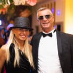 Frau mit Hut und Mann mit Sonnenbrille