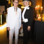 Lili Marleen und Mann in weißem Anzug