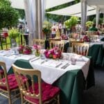 Tische dekoriert mit Blumen