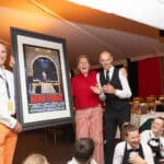 Peter und Stephanie Birnthaler mit Geschenk