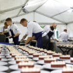 Vorbereitung Dessert durch Patissier Philipp