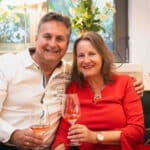 Gäste mit Wein