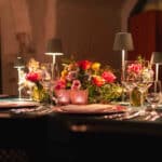 Tisch mit Lampen und Blumen