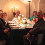 Gruppe von Gästen am Tisch