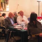 Gäste unterhalten sich am Tisch
