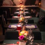 Gedeckte Tische mit Lampen