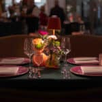 Tisch mit Lampe und Blumen
