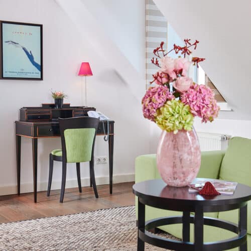 Tisch mit Blumen in einer Suite