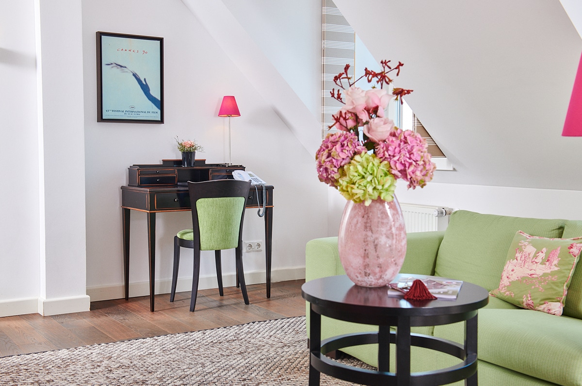 Tisch mit Blumen in einer Suite