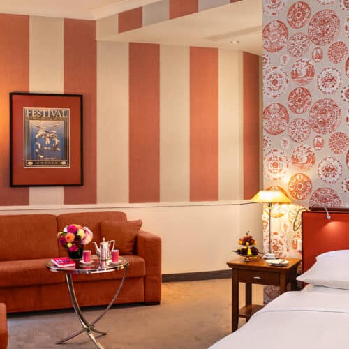 Zimmer im Hotel Goliath mit orange gestreifter Tapete