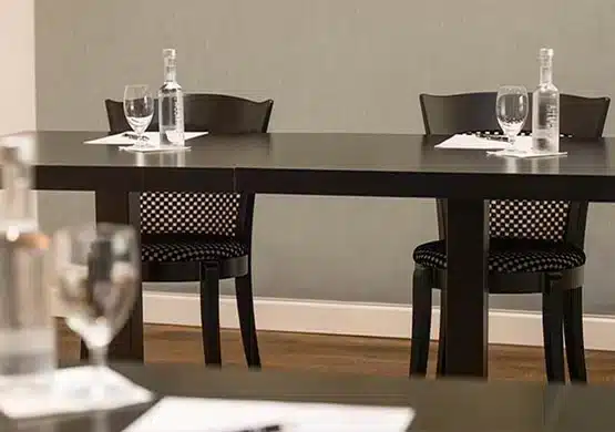 Elegantes Gedeck mit Tisch und Stühle für eine Tagung
