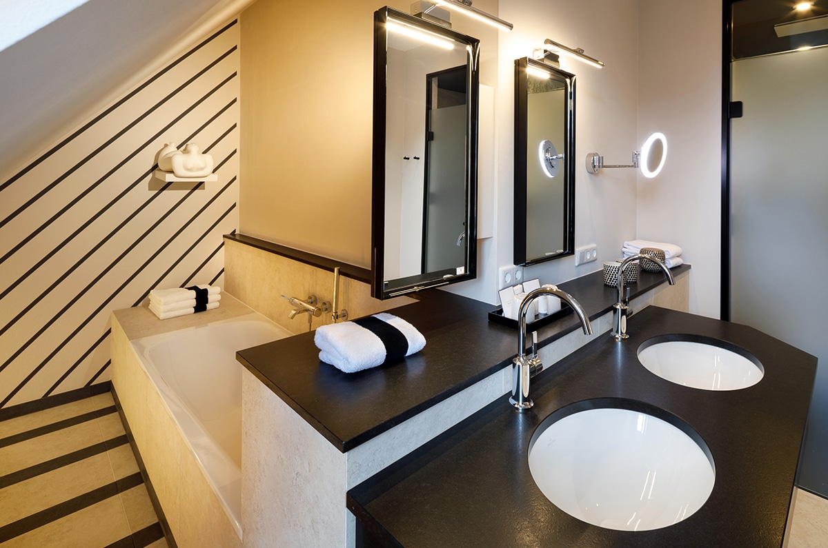 Bad mit Badewanne und Doppelwaschbecken in neuer Suite