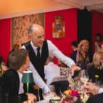 Wein wird serviert