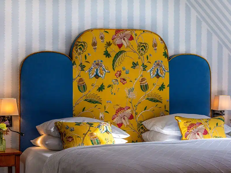 Florales gelbes Muster auf einem Kingsize-Bett im Goliath