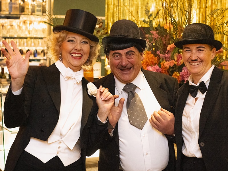 Stephanie Birnthaler mit zwei Personen aus dem Team verkleidet