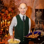 Kellner serviert Festtagsgans mit Knödel